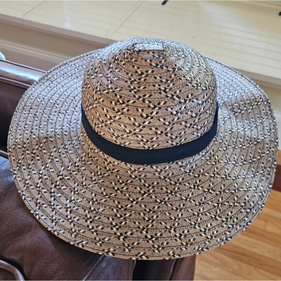 Ladies Sun Hat with a black ribbon - Picture 2 of 4